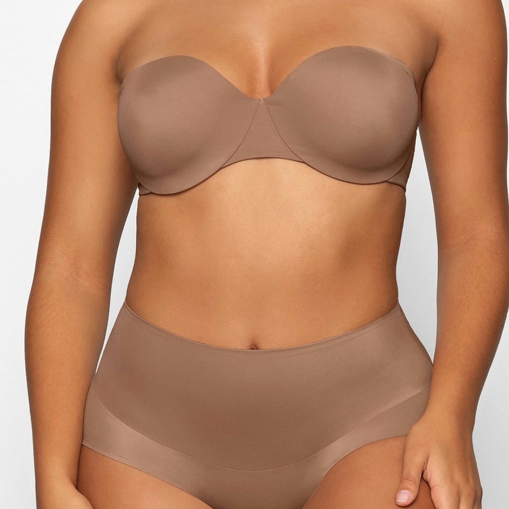 Skims SMOOTHING INTIMATES UNLINED STRAPLESS BRA
